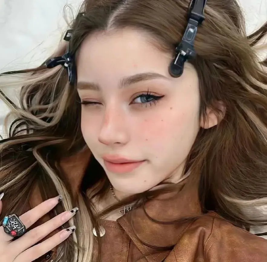 向天真的女生投降